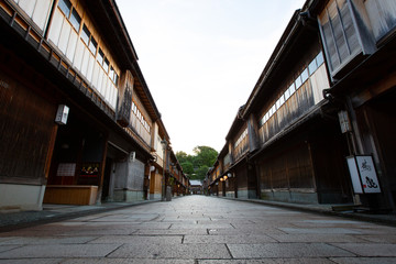 Fototapeta na wymiar 金沢 ひがし茶屋街 -美しい出格子と石畳が続く古い街並み-
