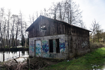 Maison abandonnée recouverte de graffitis