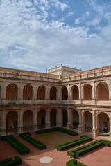 Tranquility, between the columns of antiquity