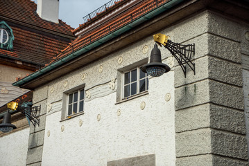 Kunstvolle alte Hängelampe an altem Gebäude