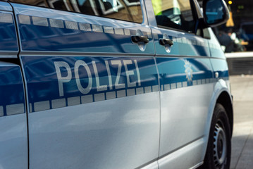 Polizeischriftzug am Polizeibus