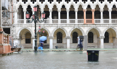 Fototapeta na wymiar Ducal Palace in Venice during the tide