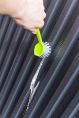 Vogeldreck Kacke mit B&uuml;rste brush beseitigen reinigen close up