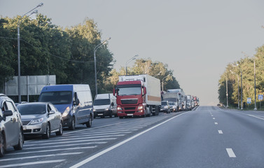 Obraz na płótnie Canvas Traffic jam on a suburban highway