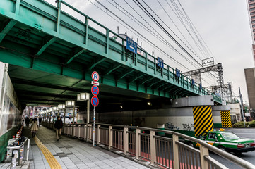 東京都新宿区の新宿大ガードの風景