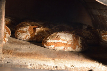 Brotbacken mit einem alten Backofen im Eggerhaus (Altmünster) - Baking bread with an old oven in...