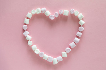 Obraz premium Heart shaped marshmallows on pink background