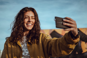 Chica selfie guiño sonrisa movil 