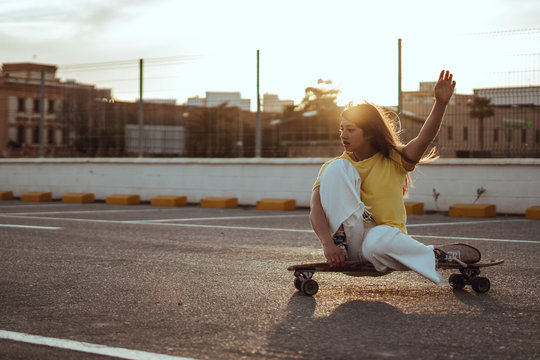 Chica patinando longboard