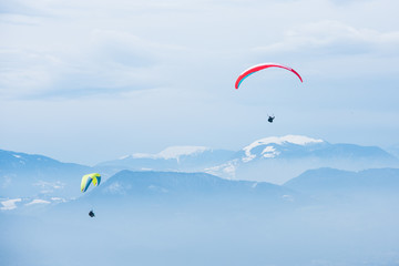 Deux parachutes devant la Grande Chartreuse