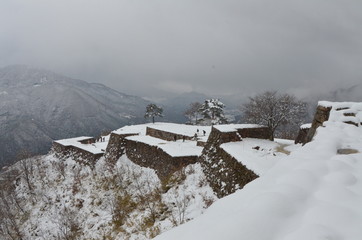 雲海の竹田城址雪景色