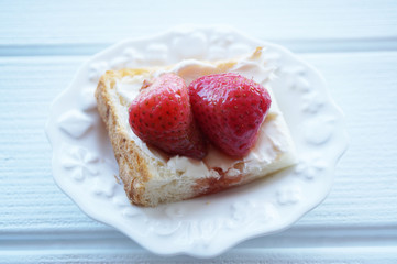 いちごのクリームチーズトースト