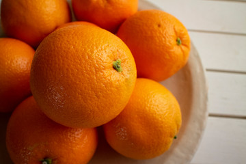 白い陶器の上のたくさんのオレンジ Various fresh oranges on a white ceramic plate 2