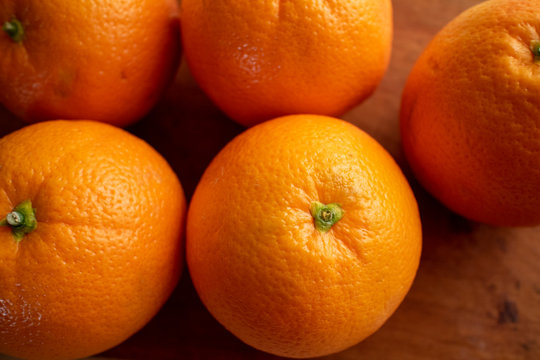 テーブルの上のたくさんのオレンジ 4 Many fresh oranges on the table