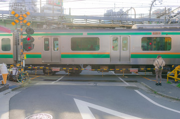 東京都新宿区の電車の通る踏切の風景