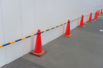 東京都新宿区の街の工事現場にあるカラーコーン