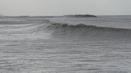 ola en un dia de mucha tormenta