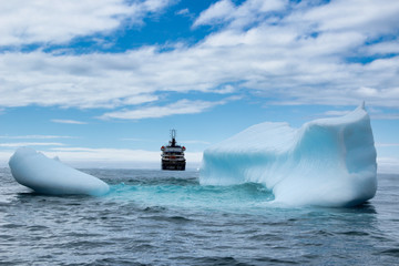 Antarktis Kreuzfahrtschiff zwischen Gletscher fotografier