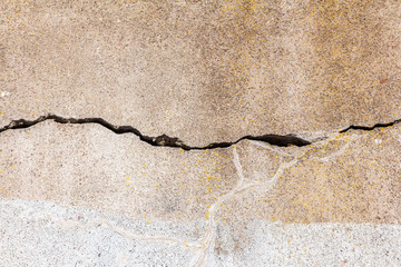 crack in concrete wall