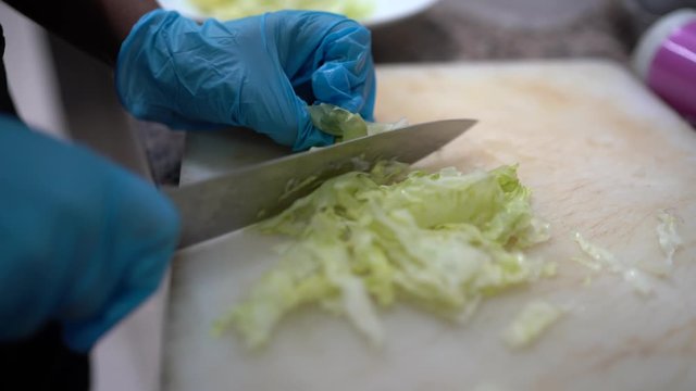 "Frescura en cada corte: Una imagen en stock que captura el proceso de cortar lechuga fresca, resaltando la vitalidad y la salud en tus proyectos culinarios y dise&ntilde;os saludables."
