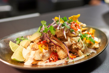 Jalea Peruana de Mariscos Un crujiente plato de mariscos fritos acompañado de yuca, cebolla y...