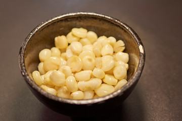 Un primer plano detallado del maíz peruano, que muestra los vibrantes colores y la textura única de los granos. La imagen resalta la riqueza y variedad de este cultivo tradicional andino