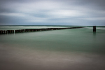 Langzeitbelichtung Meer mit Wellenbrecher