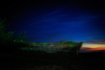 Altes Fischerboot in der Nacht