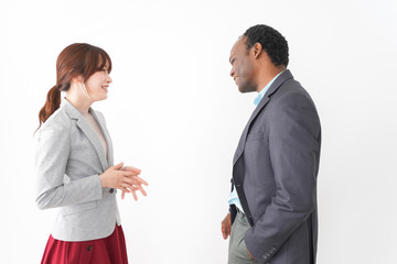 オフィスで意見交換をする2人のビジネスパーソン