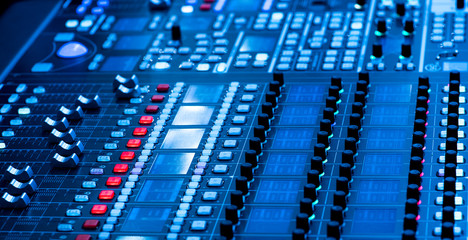 Obraz premium sprzęt i mikser z płytą winylową na imprezie