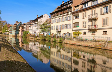 Fototapeta na wymiar Maisons de style alsacien au bord de l'Ill dans la petite France à Strasbourg.