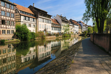 Fototapeta na wymiar Maisons de style alsacien au bord de l'Ill dans la petite France à Strasbourg.