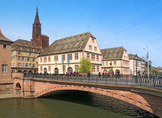 Pont du corbeau sur la rivère Ill à Strasbourg. © lamax