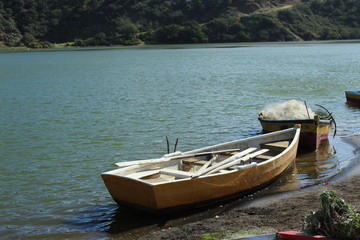 Bote pesquero en laguna