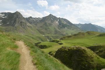 Fototapeta na wymiar La Mongie hautes Pyrénées chemin