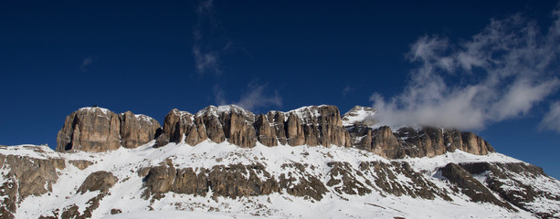 südtiroler alpen dolomiten majestätische felsen vor blauem himmel gröden 