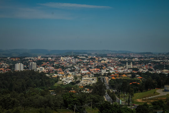 Panoramic view of Vinhedo, S&atilde;o Paulo, Brazil, with the city in the background and lush vegetation in the foreground, captured from a scenic viewpoint