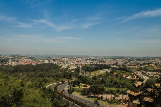 Panoramic view of Vinhedo, S&atilde;o Paulo, Brazil, with the city in the background and lush vegetation in the foreground, captured from a scenic viewpoint