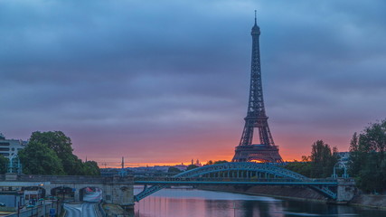 Fototapeta na wymiar Eiffel Tower sunrise timelapse with boats on Seine river and in Paris, France.