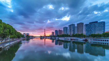 Fototapeta premium Eiffel Tower sunrise timelapse with boats on Seine river and in Paris, France.