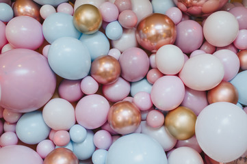 Ballons multicolores comme arrière-plan et texture pour la zone photo. Photographie, conception.