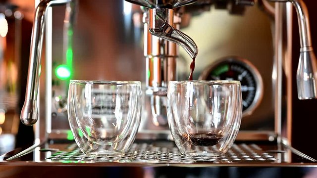 Espresso Barista Kaffeezubereitung Siebtr&auml;germaschine Br&uuml;hvorgang