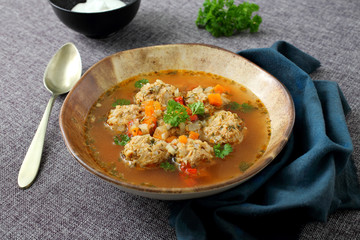 zuppa con polpette di carne