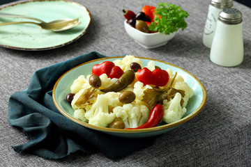 cavolfiore insalata su sfondo scuro 