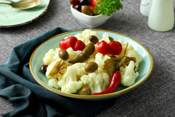 cavolfiore insalata su sfondo scuro 