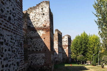 Obraz premium Ruins of Ancient walls at Fortification in Thessaloniki, Greece
