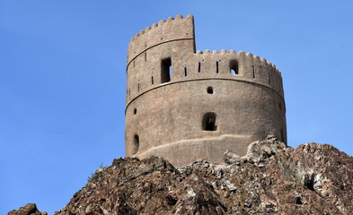 Turm einer Verteidigungsfestung vor strahlend blauem Himmel