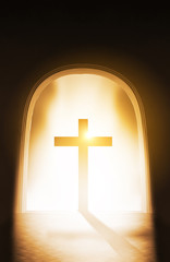Obraz premium Silhouette christian cross and light of the end of tunnel