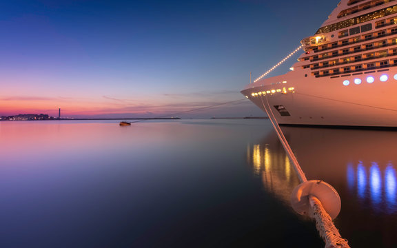 Navire de croisi&egrave;re amarr&eacute; au port de Bari, Italie avec coucher de soleil.