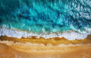 Foto op Plexiglas Slaapkamer Bovenaanzicht luchtfoto van vliegende drone. Prachtig strand!